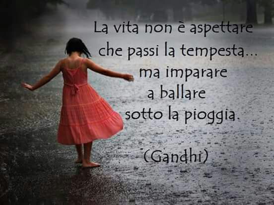 bimba sotto pioggia
